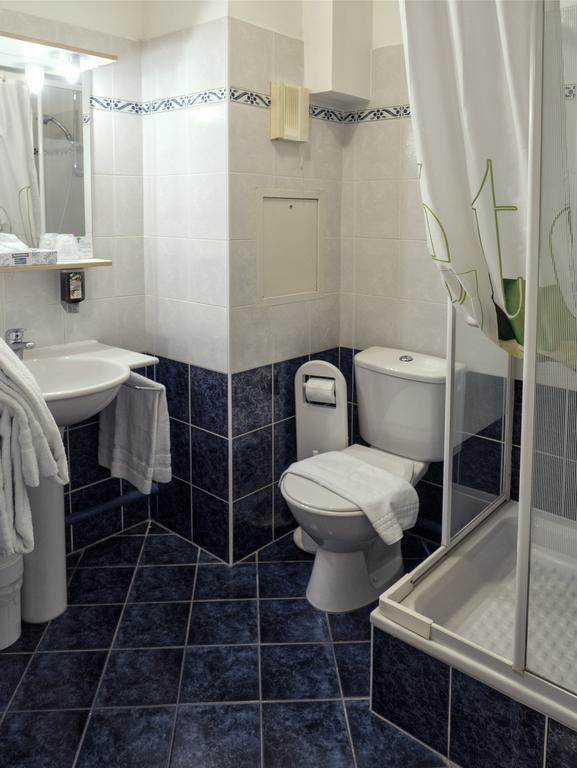 Residence Hotel Les Ducs De Chevreuse Avec Hebergement, Repas & Pdj, Seminaire, Bureau & Parking מראה חיצוני תמונה