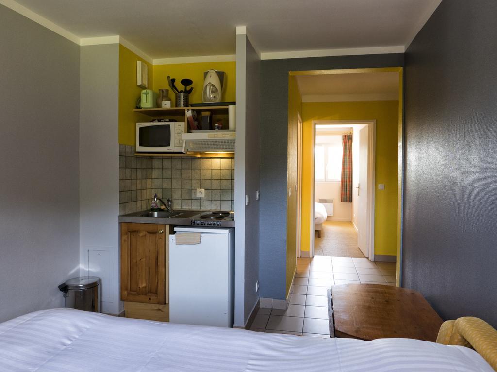 Residence Hotel Les Ducs De Chevreuse Avec Hebergement, Repas & Pdj, Seminaire, Bureau & Parking מראה חיצוני תמונה