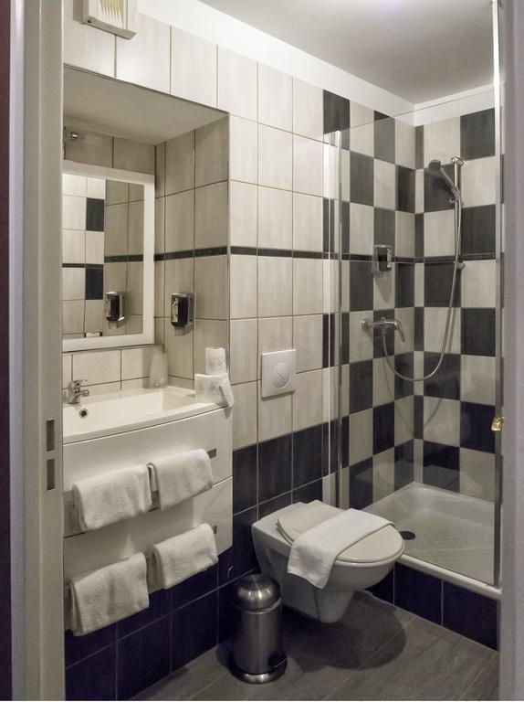 Residence Hotel Les Ducs De Chevreuse Avec Hebergement, Repas & Pdj, Seminaire, Bureau & Parking מראה חיצוני תמונה